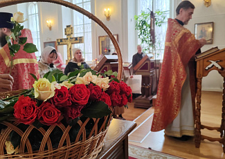 В день святых жен-мироносиц прихожанкам нашего храма подарили цветы