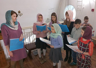 Детский хор нашего храма впервые исполнил богослужебные песнопения на Литургии 