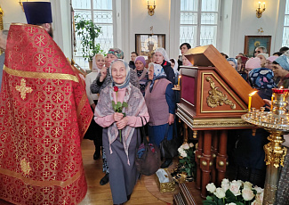 В день святых жен-мироносиц прихожанкам нашего храма подарили цветы