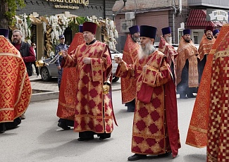 Духовенство и прихожане нашего храма прошли праздничным крестным ходом по центру города