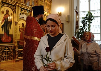 В день святых жен-мироносиц прихожанкам нашего храма подарили розы