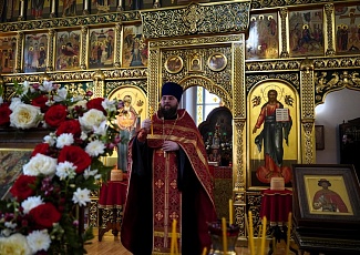 Прихожане нашего храма торжественно встретили Благодатный Огонь